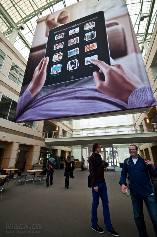 apple_hqatrium4-550x828.jpg