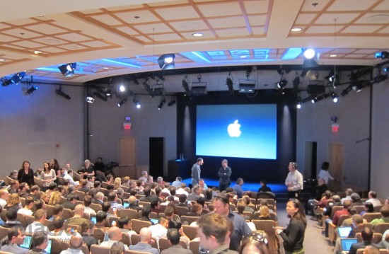 apple_townhall1-550x359.jpg