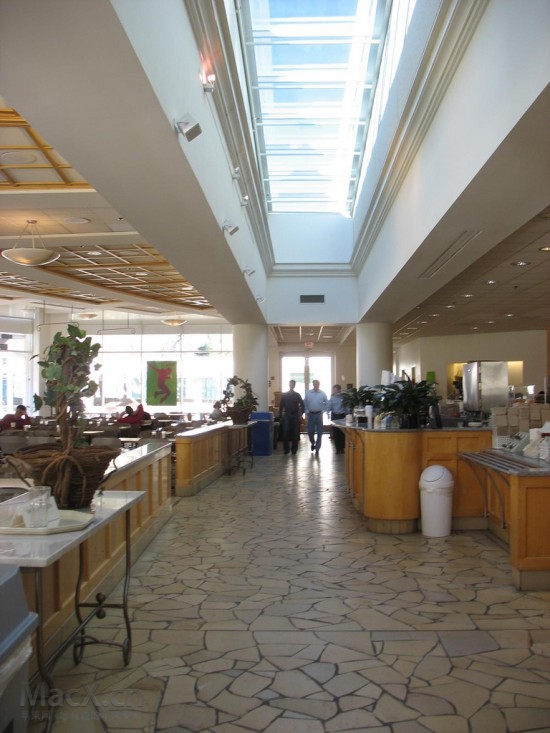 apple_hqcafeteria3-550x733.jpg