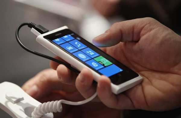 http://www.trbimg.com/img-4f71f042/turbine/la-fi-tn-windows-phone-nokia-low-price-2012032-001/600